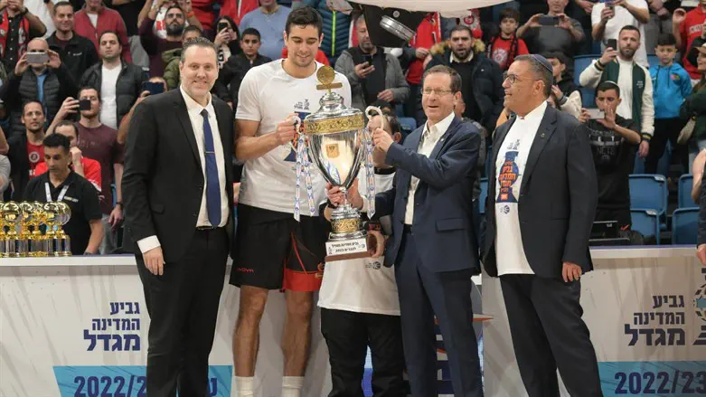 נשיא המדינה הרצוג, שר הספורט זוהר וראש העיר ליאון עם קפטן הפועל ירושלים איתי שגב