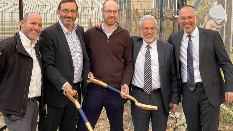 ראש הישיבה ורבניה בהנחת אבן הפינה