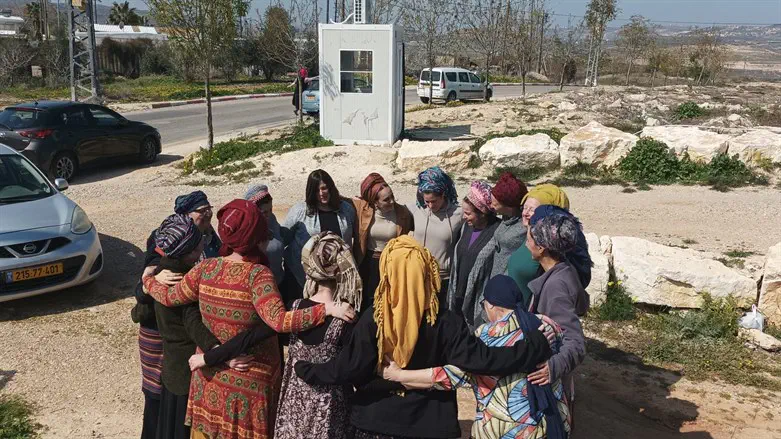 Лимор Сонн Хар-Мелех в женских объятиях