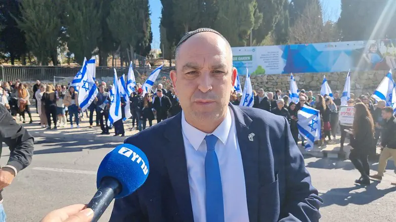 יאיר רביבו בהפגנת תושבי לוד