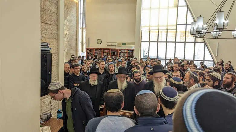 הרב אריאל באזכרה במרכז הרב