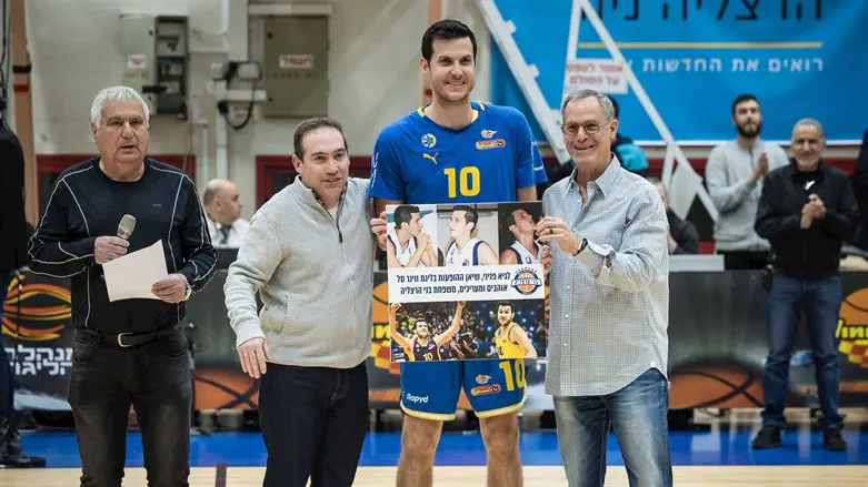 גיא פניני הערב מקבל הוקרה מקבוצתו הראשונה בבוגרים - בני הרצליה