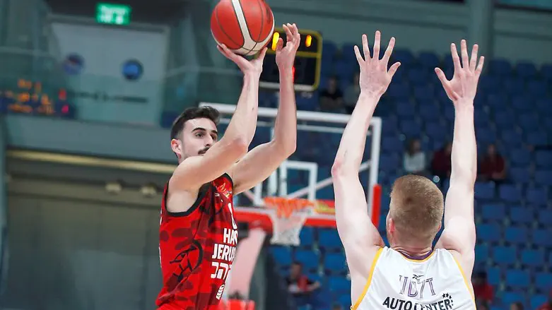 קורנליוס מול חולון הערב