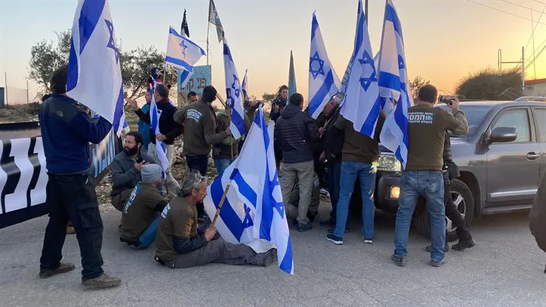 Протестующие у машины Симхи Ротмана