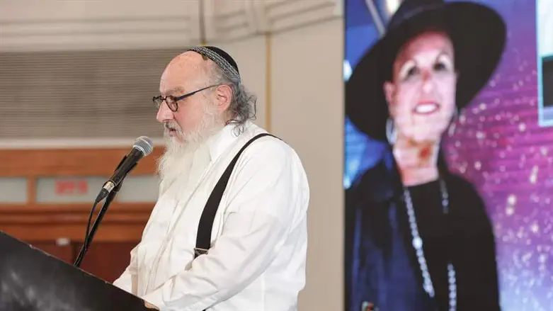 יהונתן פולארד. ברקע: אסתר ז"ל
