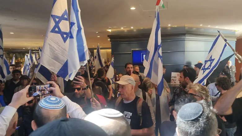 Участники протеста в гостинице "Верт"