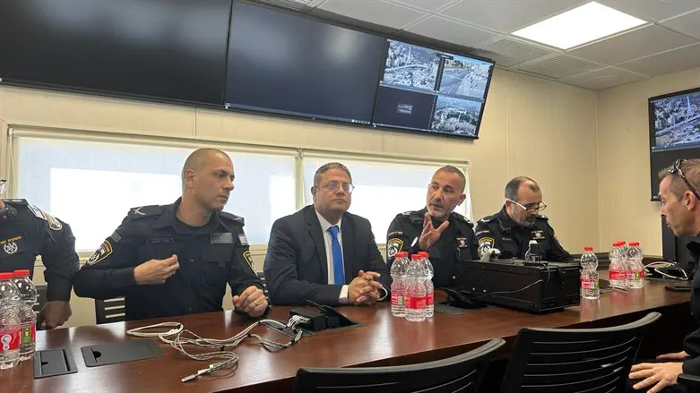 בן גביר בחפ"ק המשטרה בירושלים