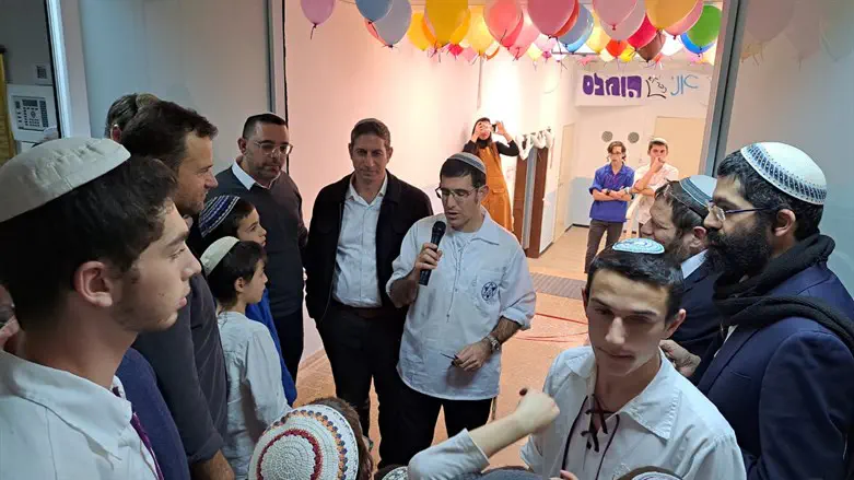 חיים גורן בחנוכת המבנה לסניף עזרא תל אביב