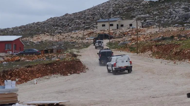 אנשי המנהל האזרחי בשטח