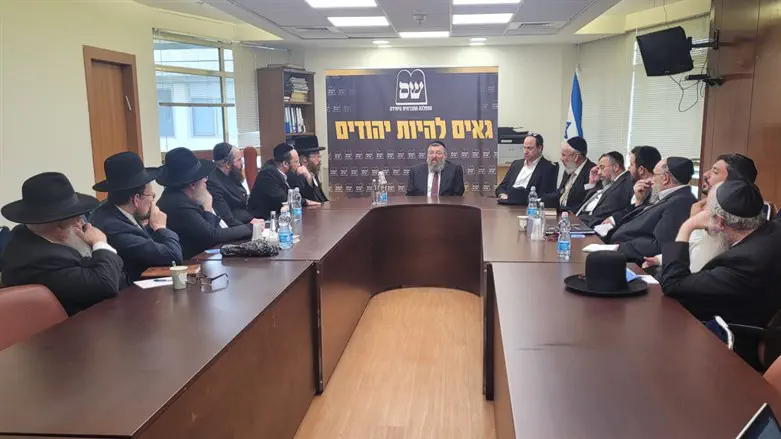 השר בן צור עם המנהלים