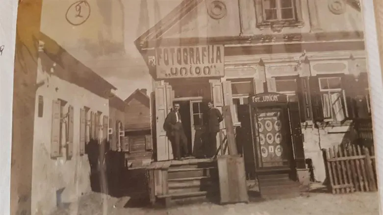 טוביה יופה עם הבן שלו יעקוב ליד סטודיו הצילום ביאנובה