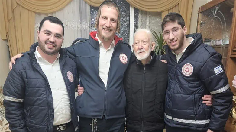 צוות מד"א עם מטויי 