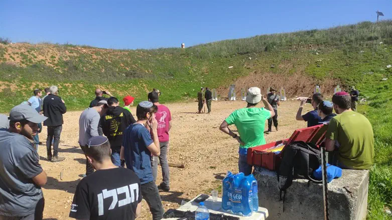 תלמידי הישיבה במטווח