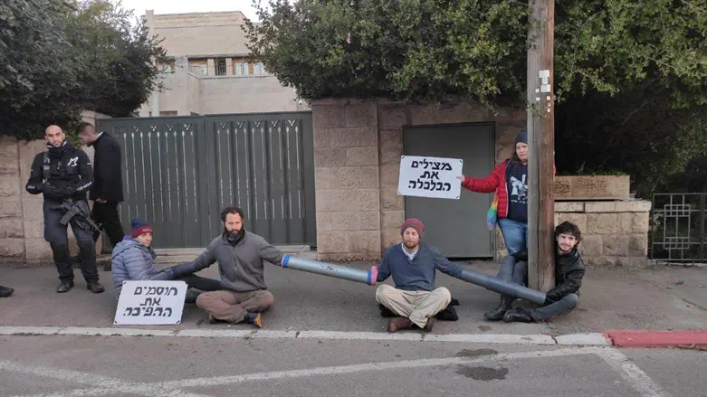 Протестующие у дома Нира Барката