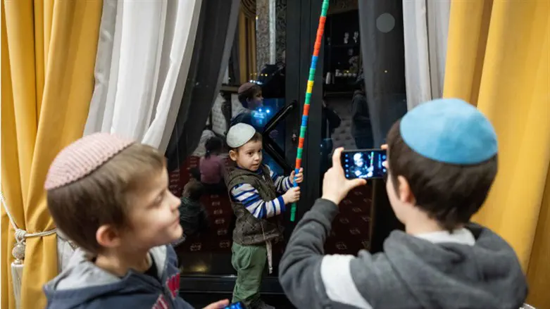 Orphans from Mishpacha en route to Berlin