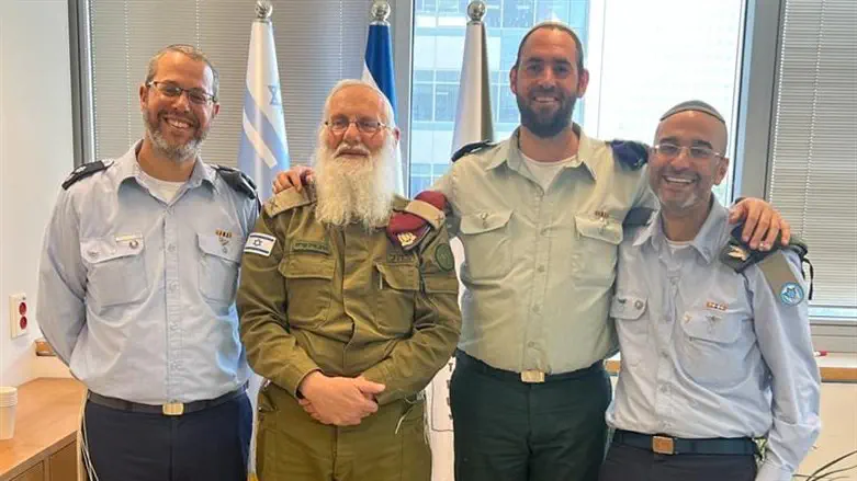 הרבצ"ר והקצינים