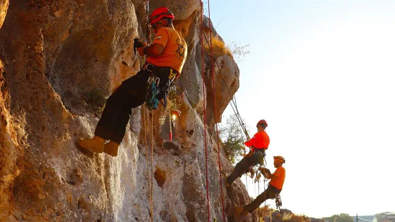 מתנדבי היחידה לאיתור נעדרים בפעולה