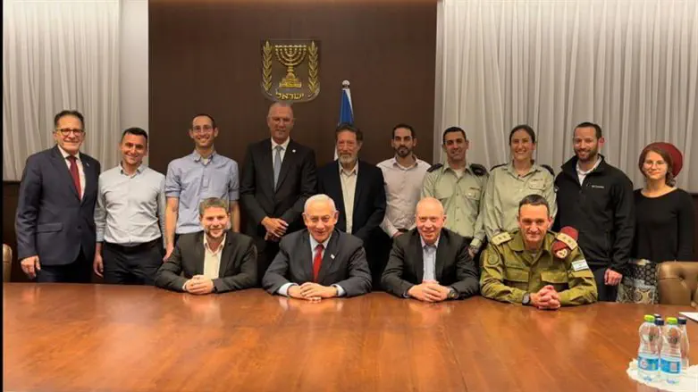 Smotrich, Netanyahu, Gallant, Halevi and their teams