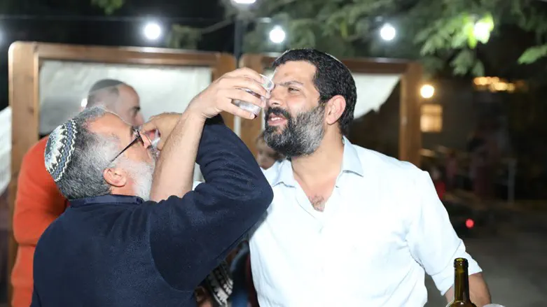 התושבים חוגגים