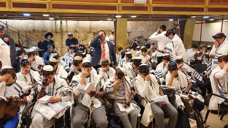 הנערים בכותל