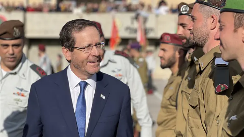 הרצוג בטקס סיום קורס קצינים