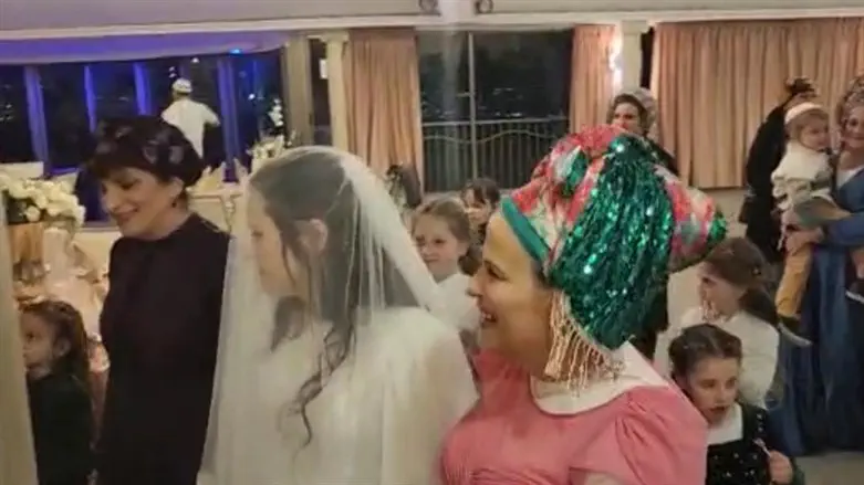 חנה קטן מלווה את בתה לחופה