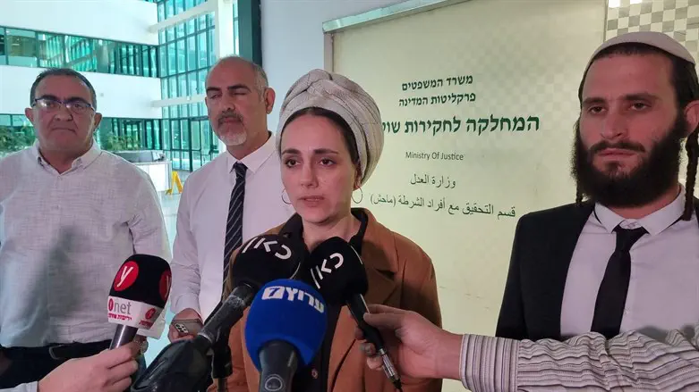 חברת הכנסת לימור סון הר-מלך בכניסה למשרדי מח"ש