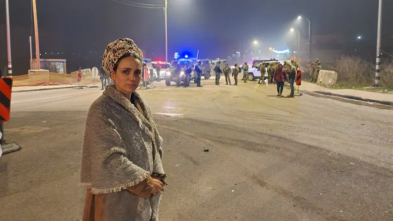 ח"כ לימור סון הרמלך בזירה בה התרחש הפיגוע