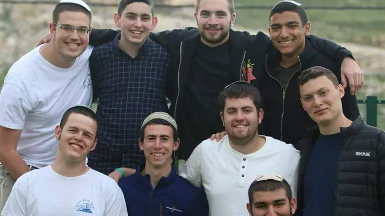 החברים עם הלל יניב