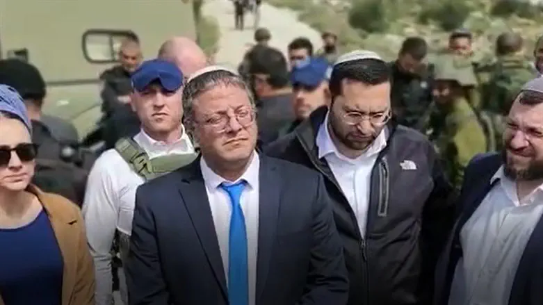 Итамар Бен-Гвир и члены "Оцма Иегудит" в Эвьятаре