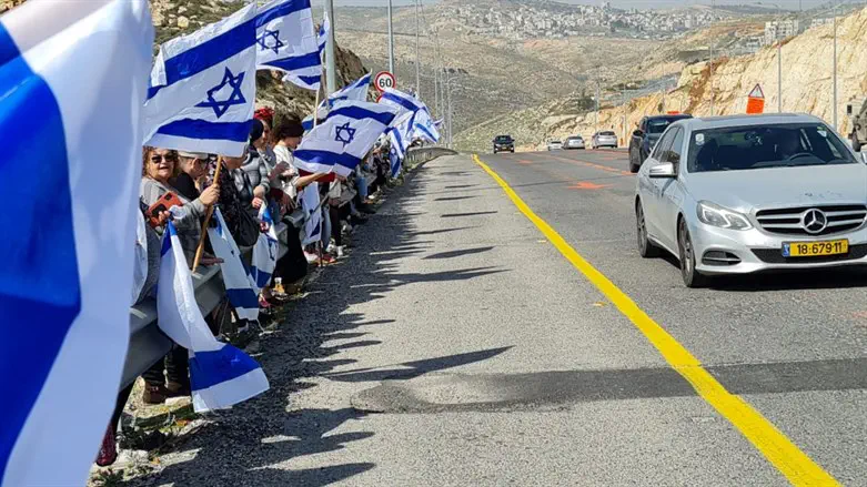 מחזקים את משפחת יניב בדרכה להלוויה