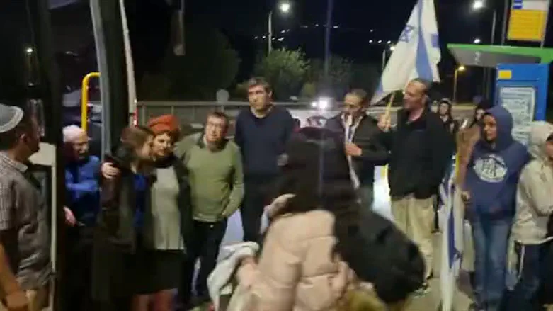 Жители Эли поддерживают скорбящую семью Янив