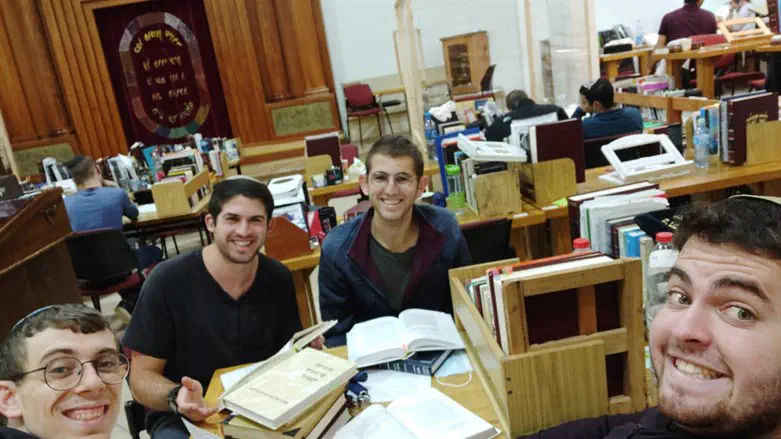 דניאל שרמן יחד עם הלל 