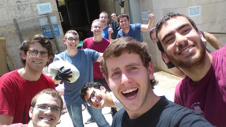 אוריאל הורנצ'יק עם הלל יניב וחברים