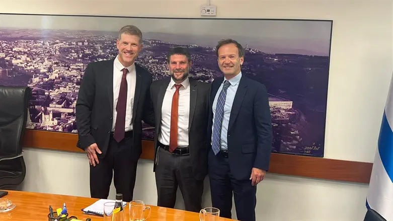 סמוטריץ' עם שניים מחברי המשלחת