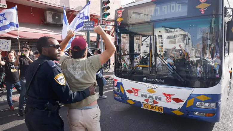 מפגינים בתל אבי נגד רפורמת המשפט