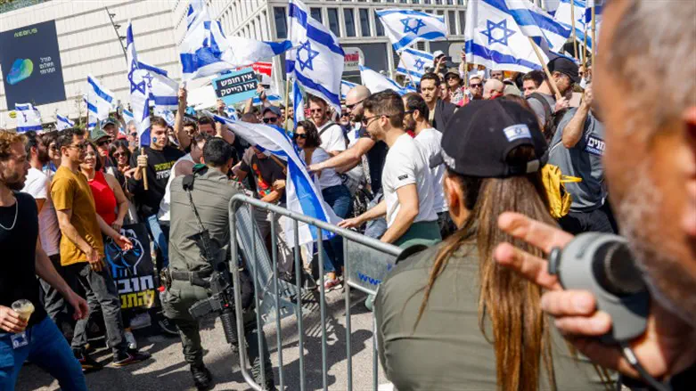 מפגינים חוסמים כביש בתל אביב