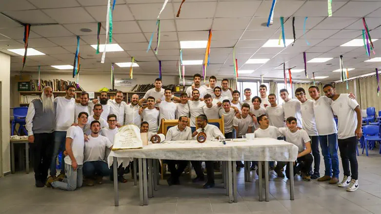 תלמידי אלקנה עם הספר תורה