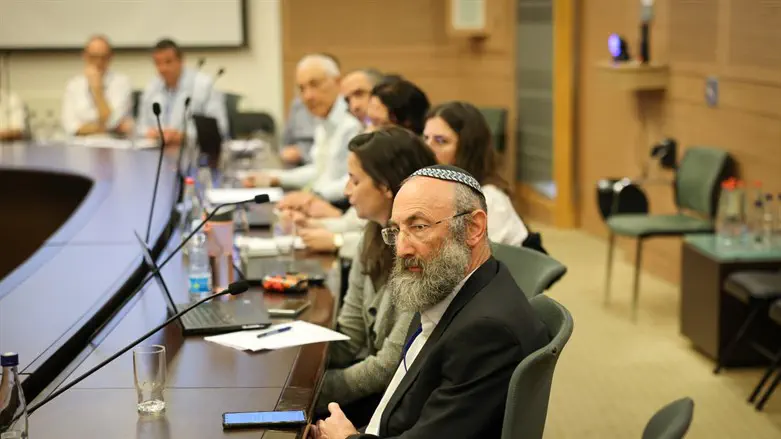 הרב פרל בדיון על החוק