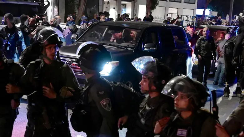 שרה נתניהו מחולצת מהמספרה