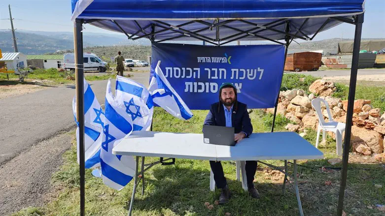 Цви Суккот в своём офисе в Эвиатаре