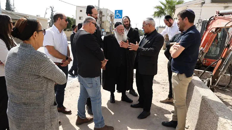 השר גולדקנופף עם ראש עיריית בית שאן