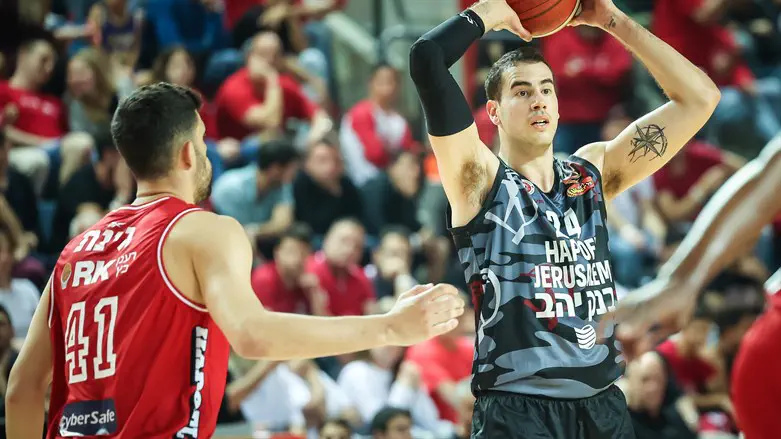 בלייזר מול תל אביב הערב