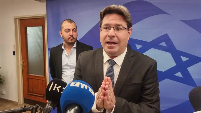 אופיר אקוניס