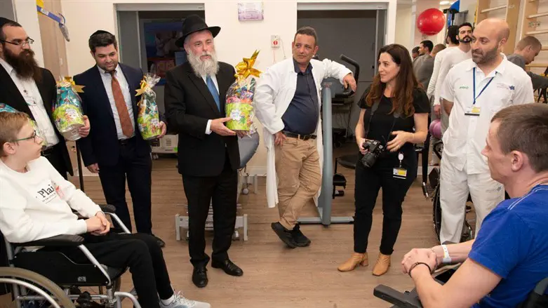 הרב מרקוביץ' והפצועים