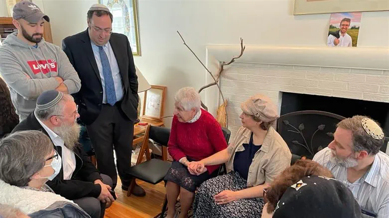 שלמה נאמן בניחום אבלים בבית משפחתו של אילן גנלס הי"ד