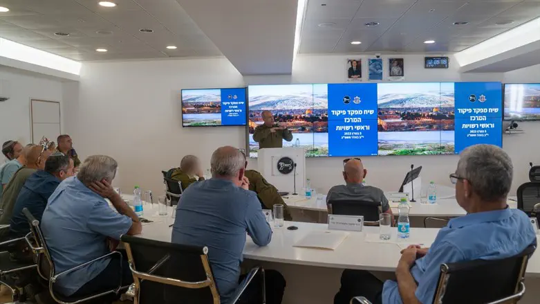 המפגש של האלוף פוקס עם ראשי הרשויות