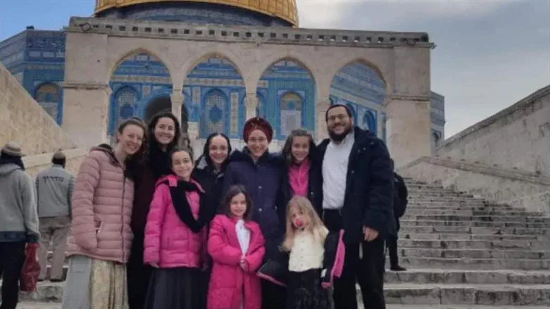הרב מאור קיים עם משפחתו בהר הבית