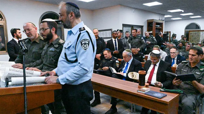 נתניהו ובן גביר בקריאת מגילה בבסיס משמר הגבול בבית חורון