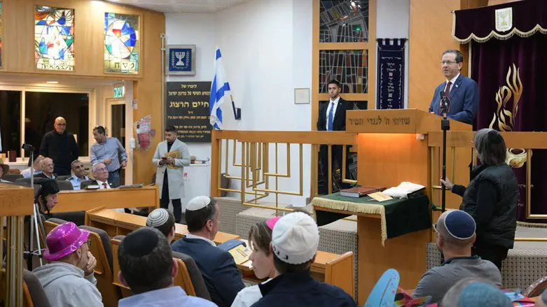 הרצוג בבית הכנסת אוהל משה בהרצליה 